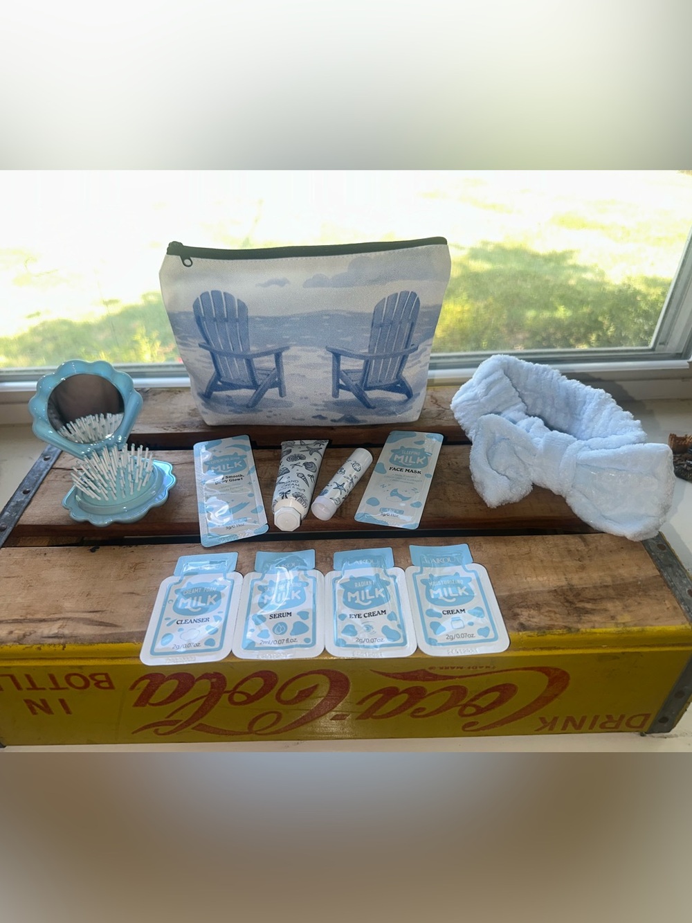 Cosmetic bag (1) with a seashell brush, headband, hand lotion, lip balm, skincar - Picture 9 of 14
